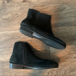 3/$25 AEROSOLES Willingly Black Suede Ankle Boot 6
